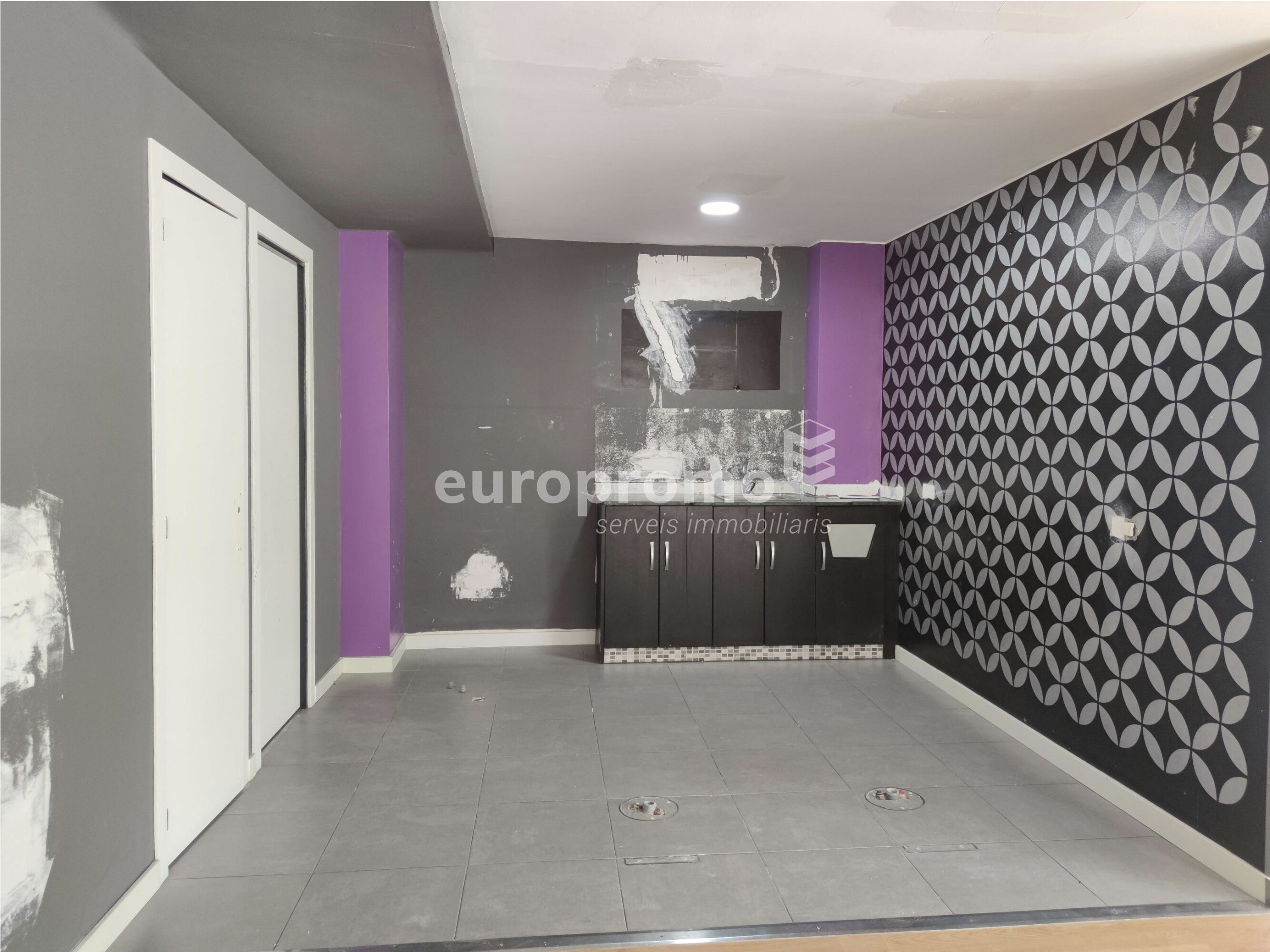 Local esquinero de 76m2 con 14 metros lineales de fachada situado en la zona  en Santa Eugènia